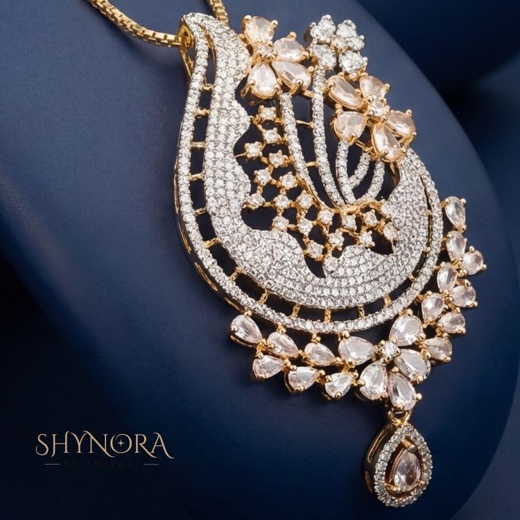 Aarohi Paisley Glow Pendant Set