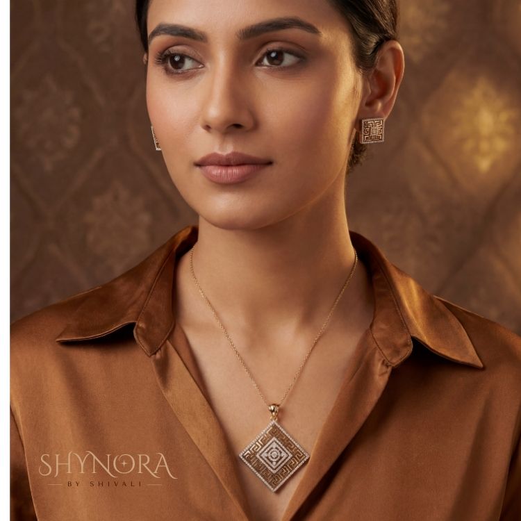 Royal Maze Square Pendant Set