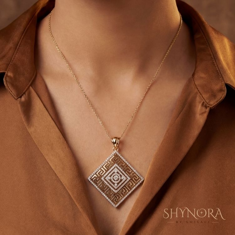 Royal Maze Square Pendant Set